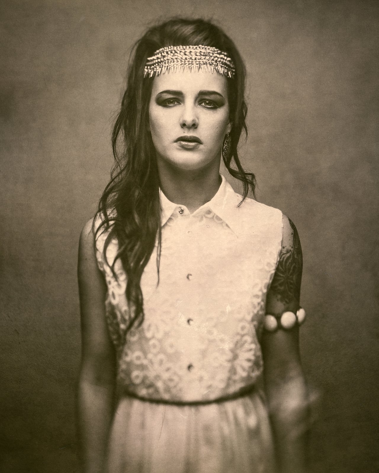 Portrait vintage, coiffe et bijoux