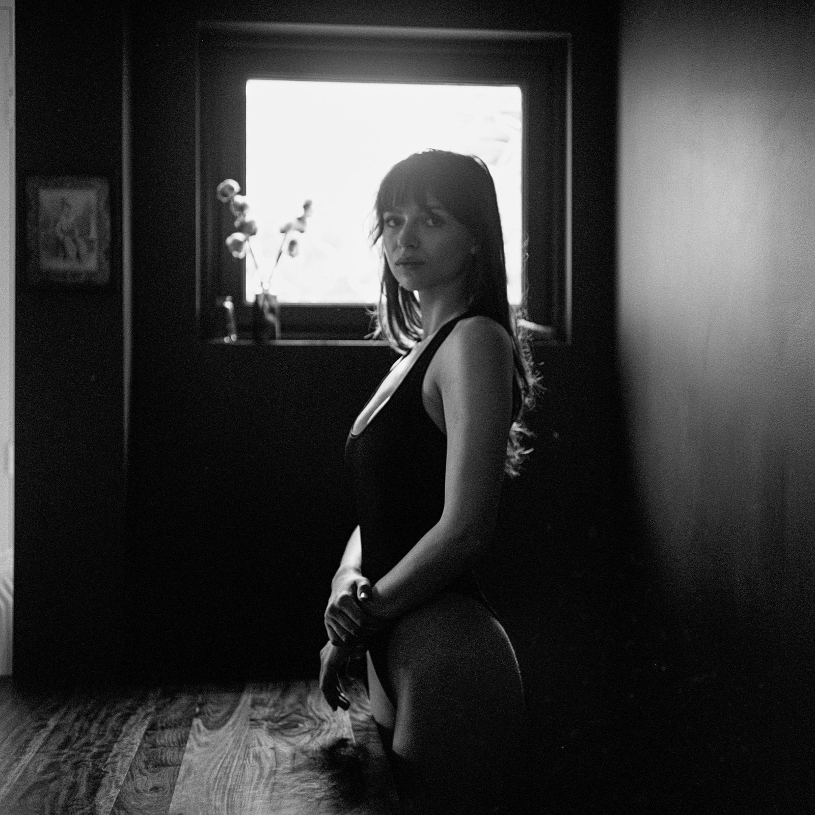 Portrait à contre-jour dans l'embrasure d'une fenêtre