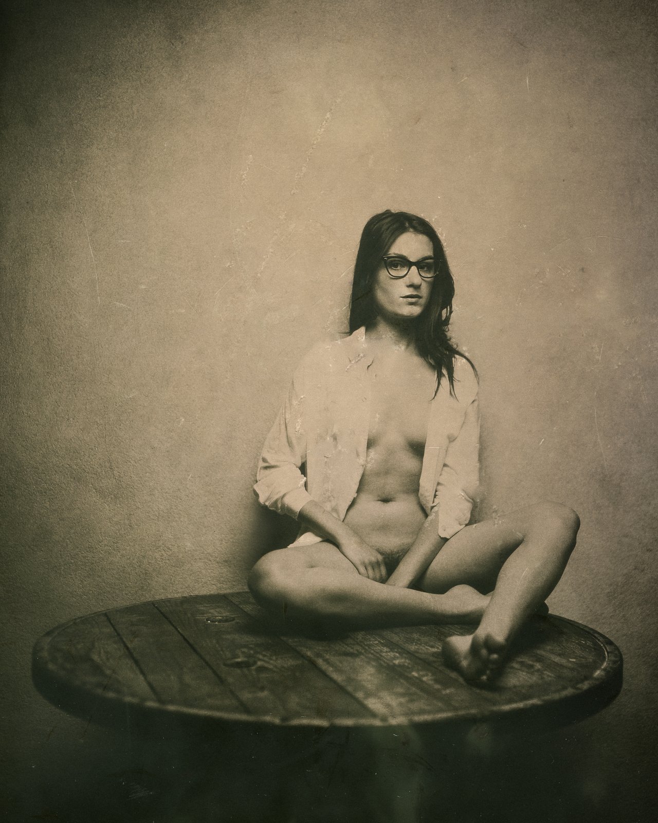 Portrait vintage sépia, assise sur une table
