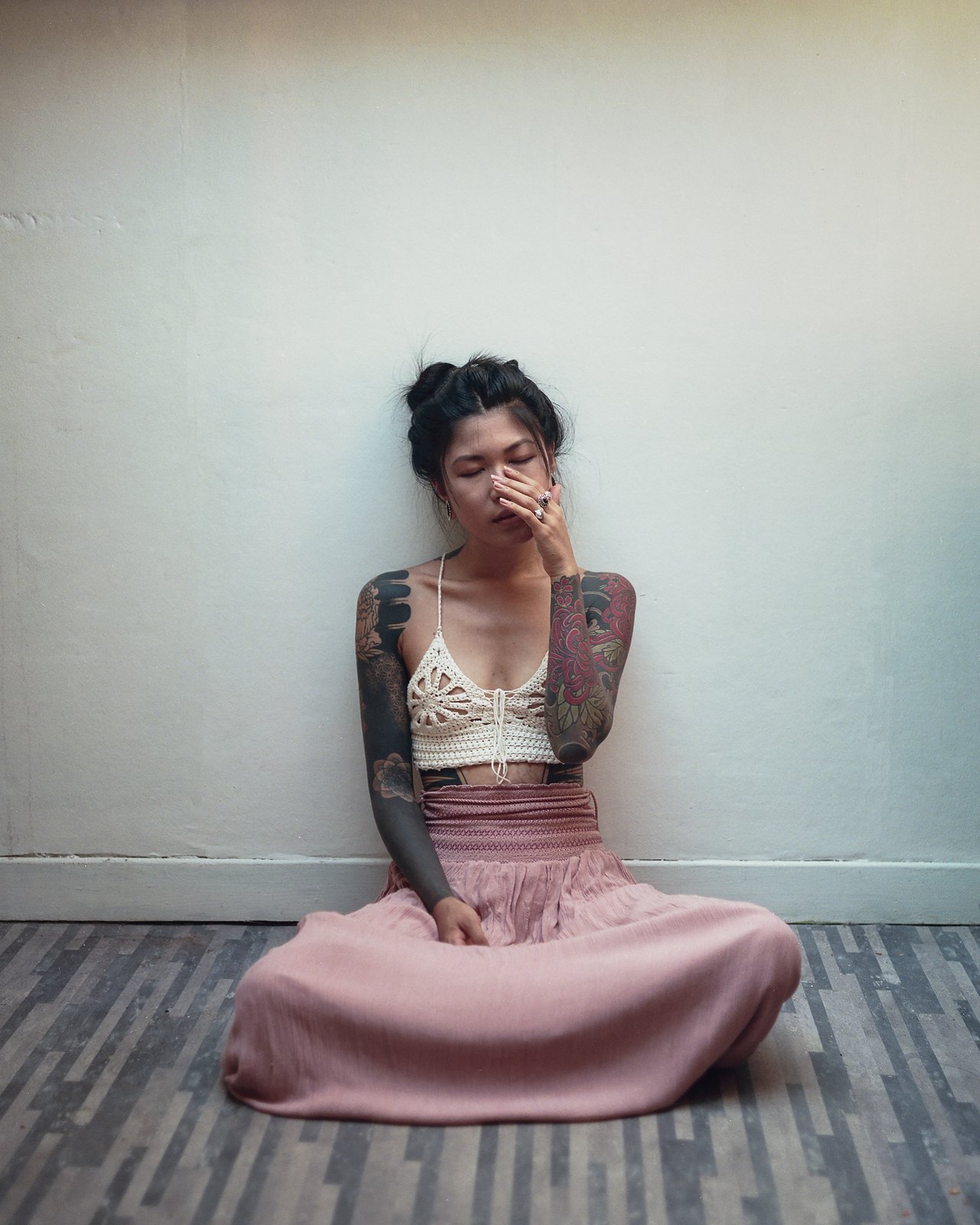 Portrait assise au sol, robe rose