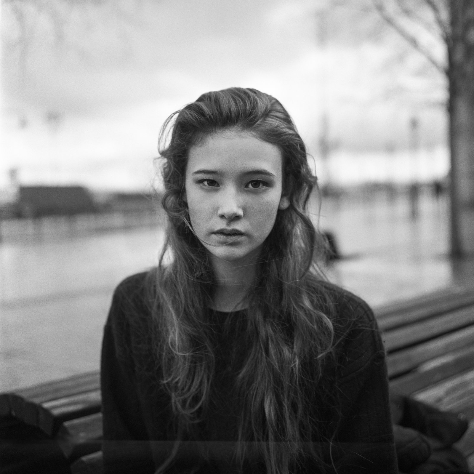 Portrait en extérieur, ciel nuageux, pull noir