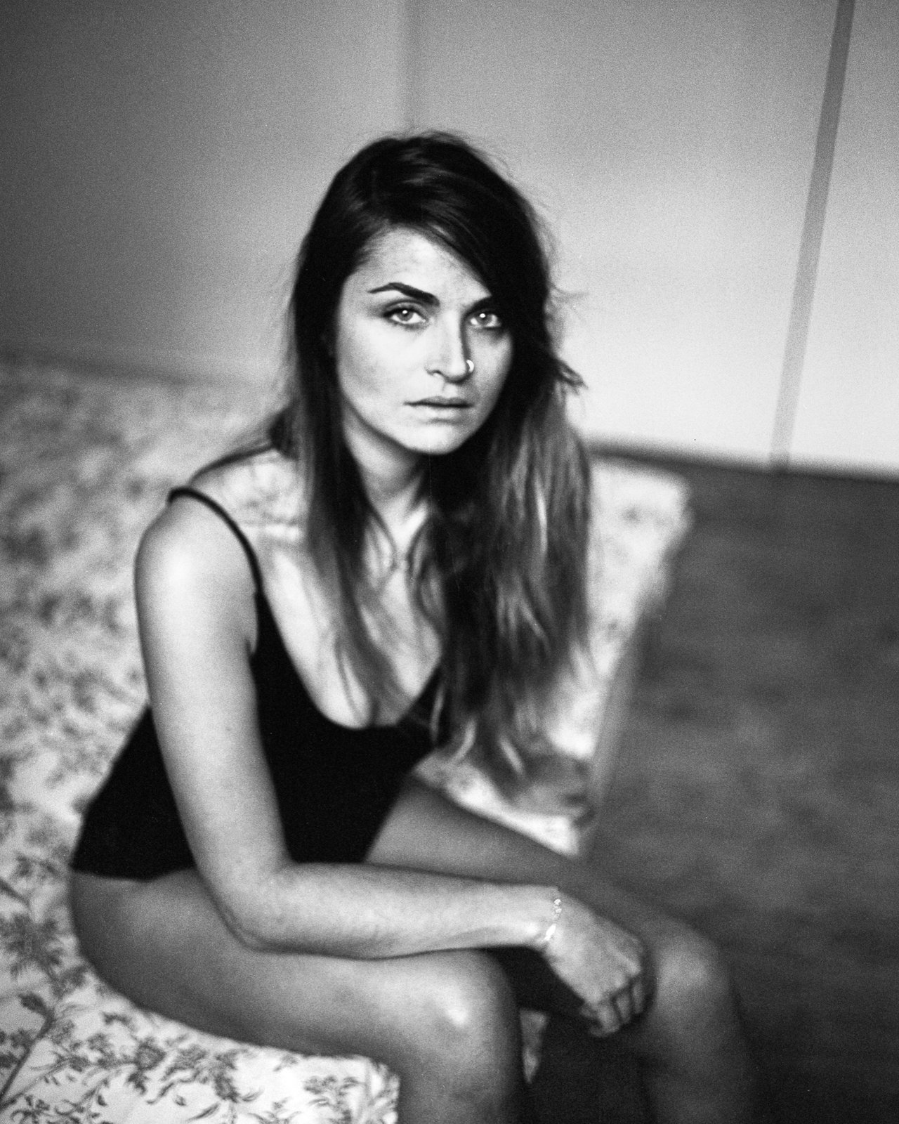 Portrait assise, robe noire