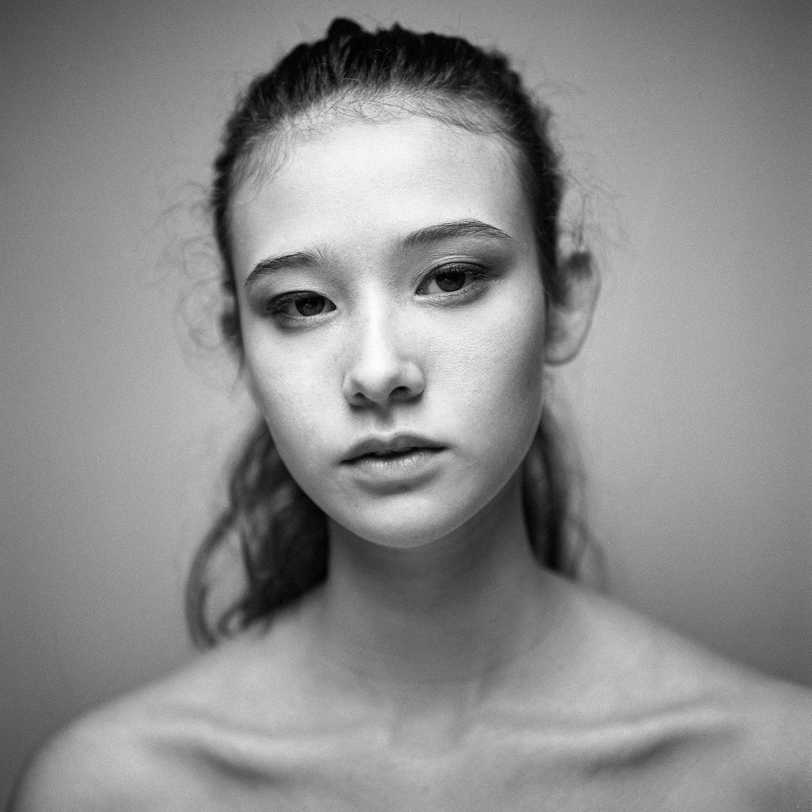 Portrait serré, regard caméra