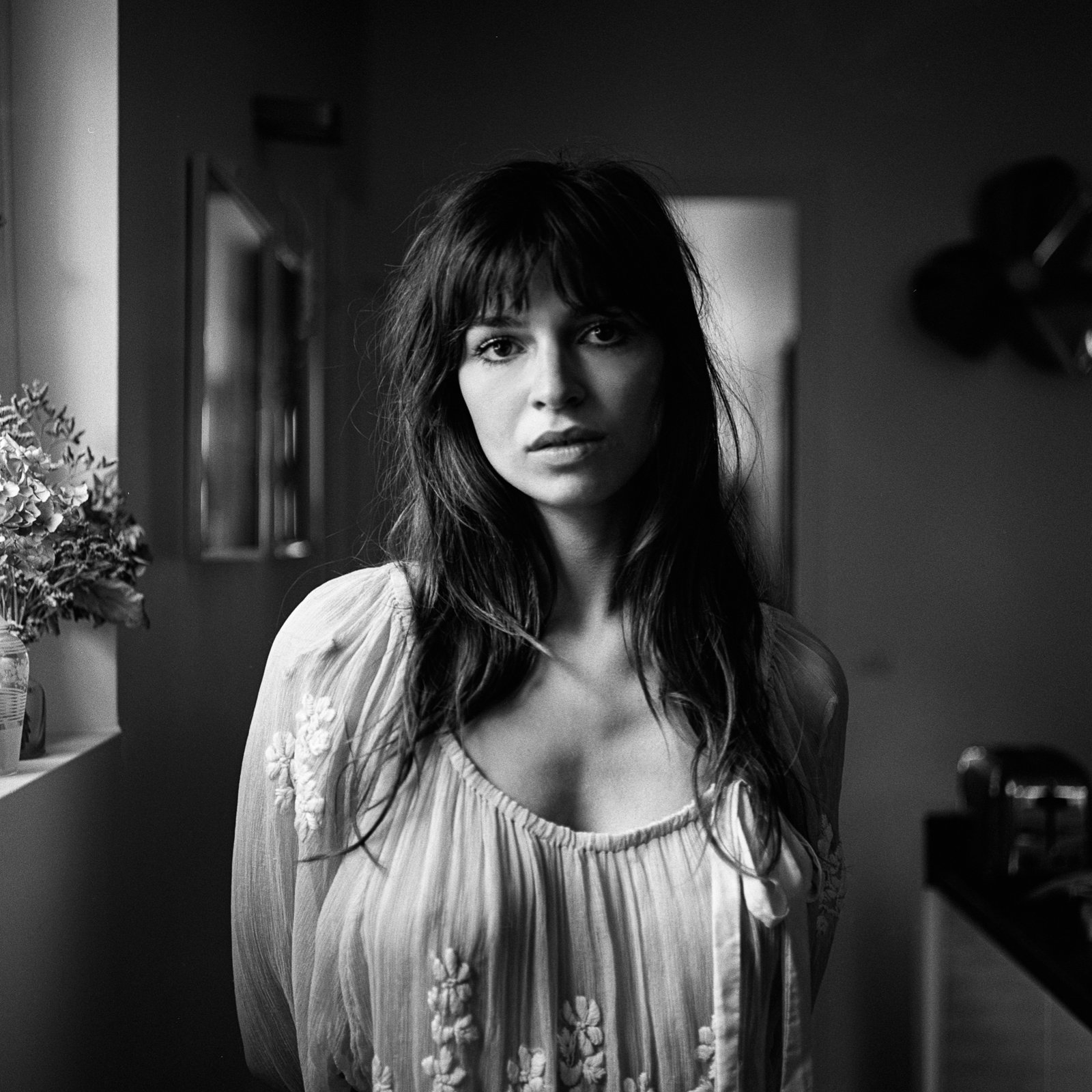 Portrait en robe légère, regard caméra