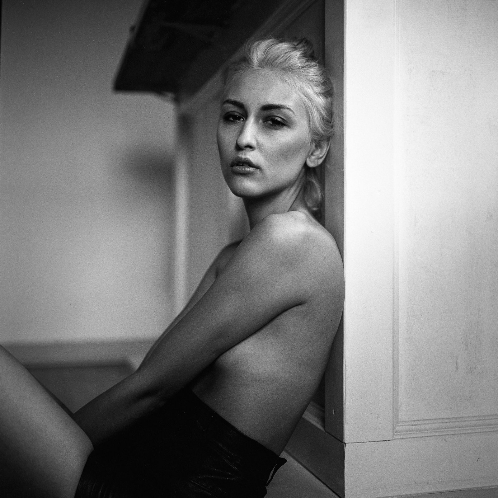 Portrait assis, cheveux blonds courts