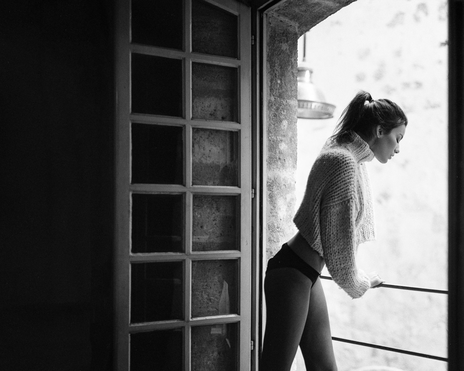 Femme dans l'embrasure d'une porte