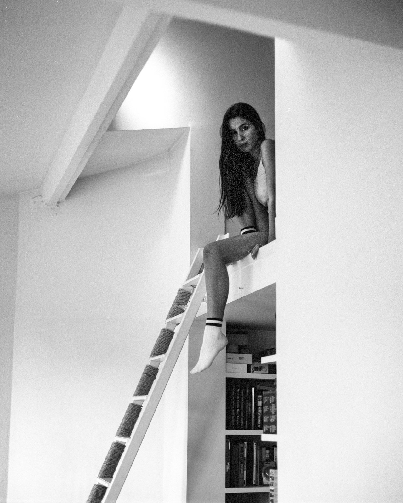 Femme dans un escalier en colimaçon, embrasure de porte