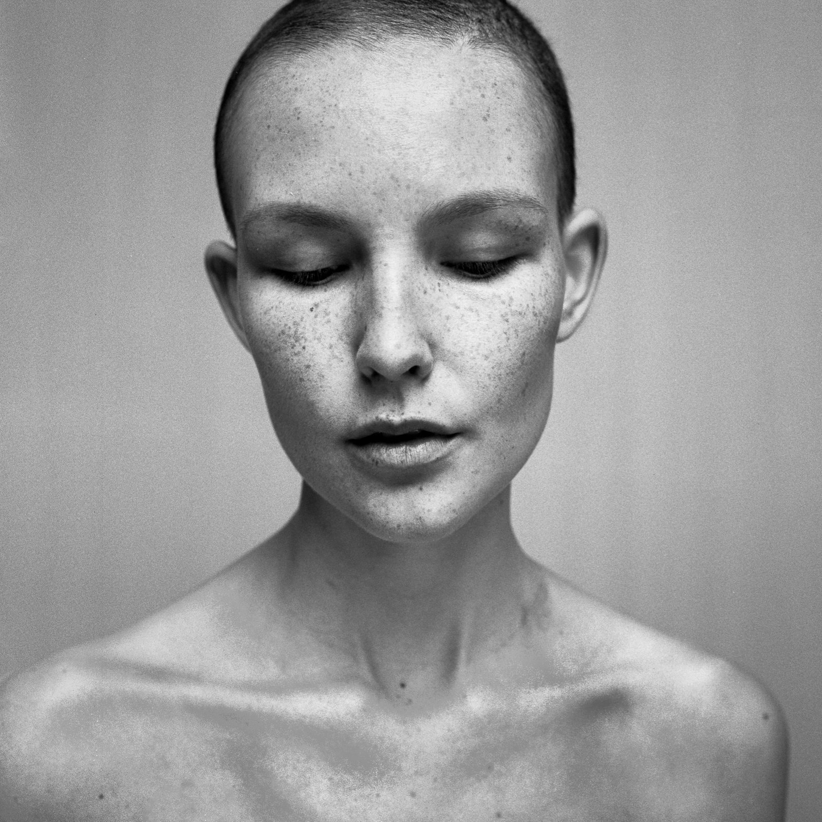 Portrait crâne rasé, yeux fermés