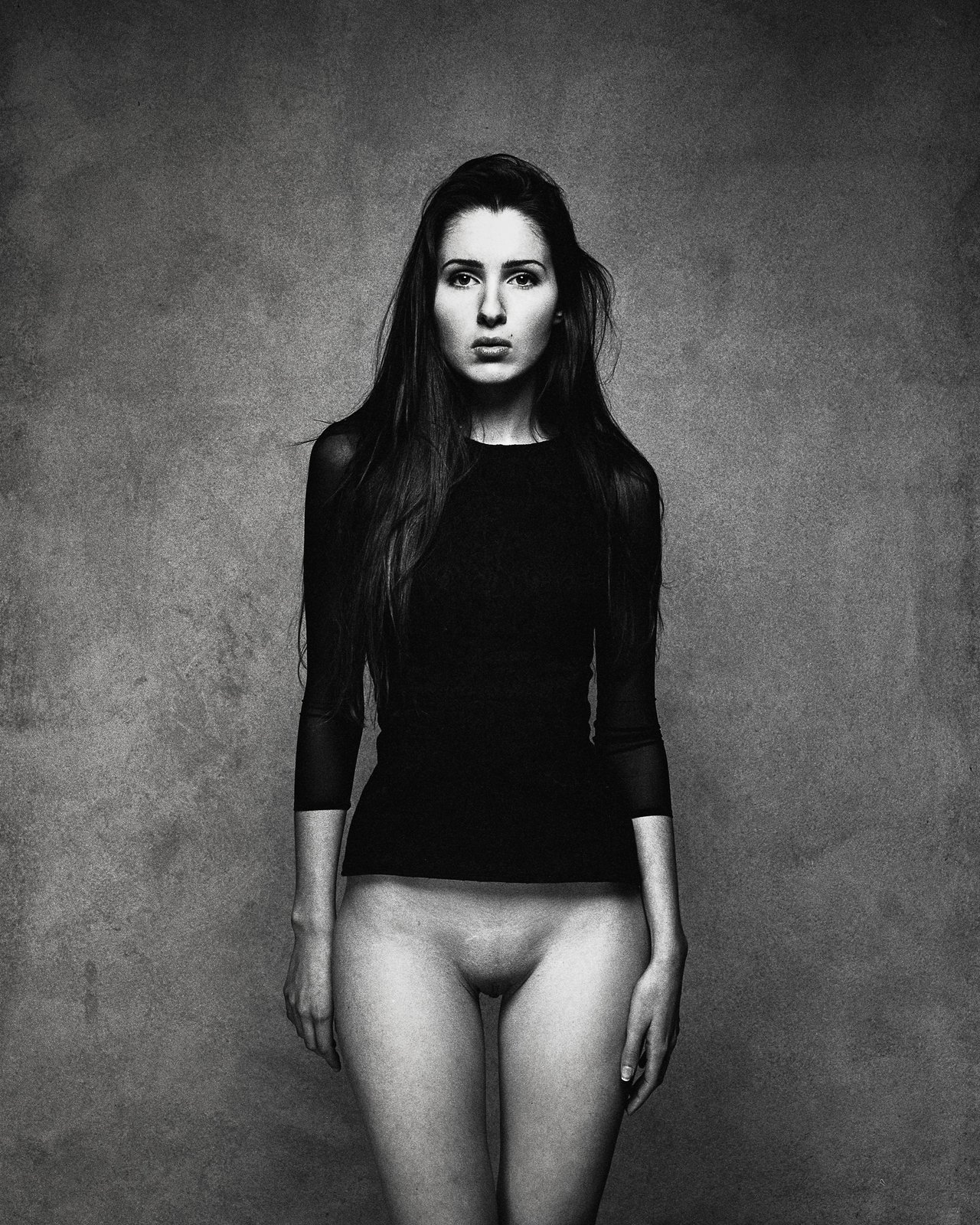 Portrait en pull noir, studio
