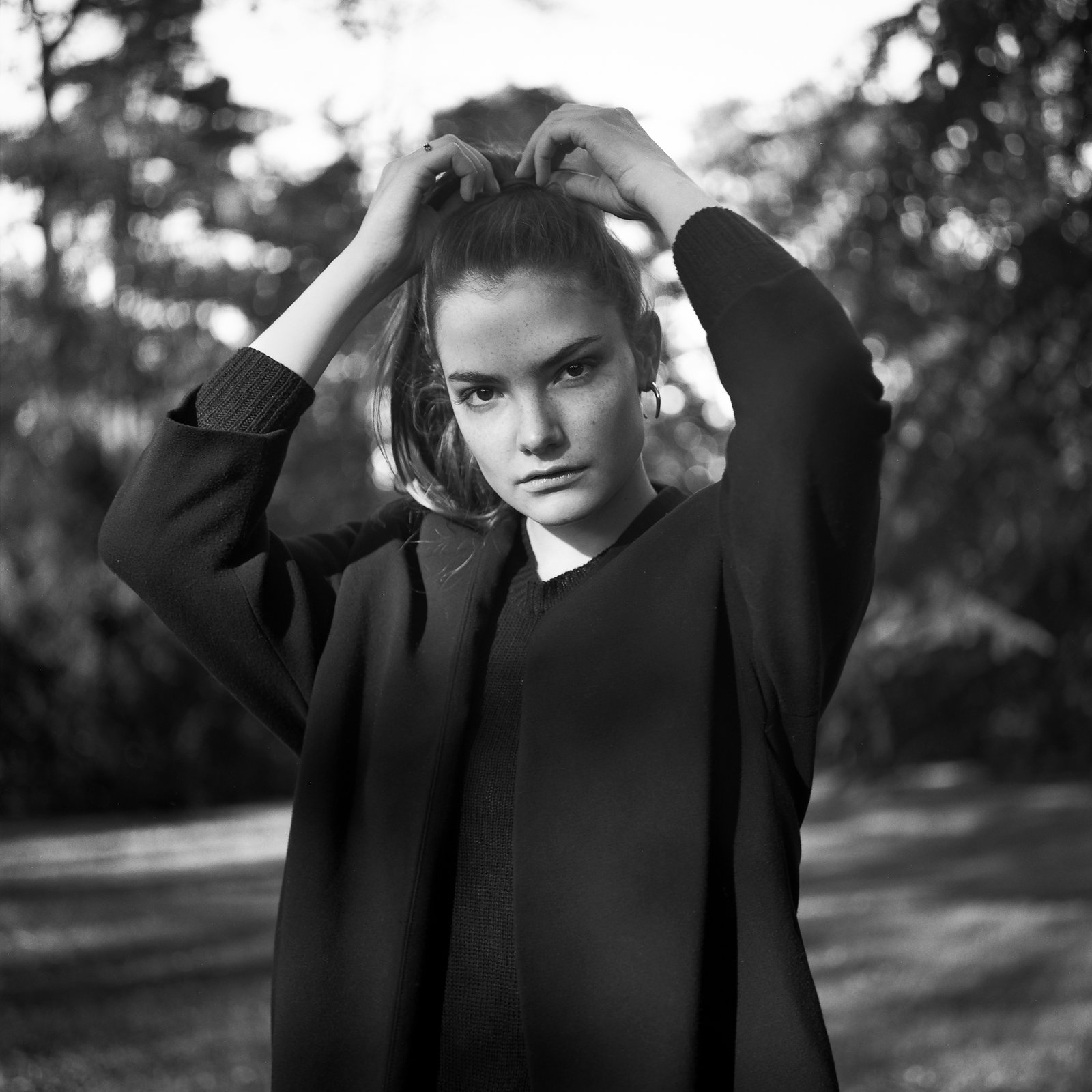Portrait en extérieur, bras dans les cheveux