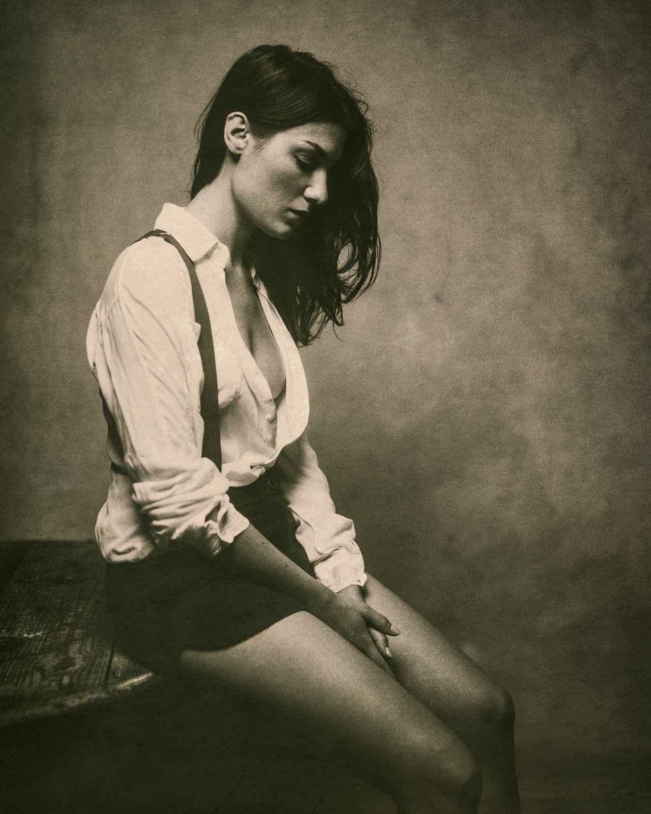 Portrait vintage, chemise et bretelles, regard baissé