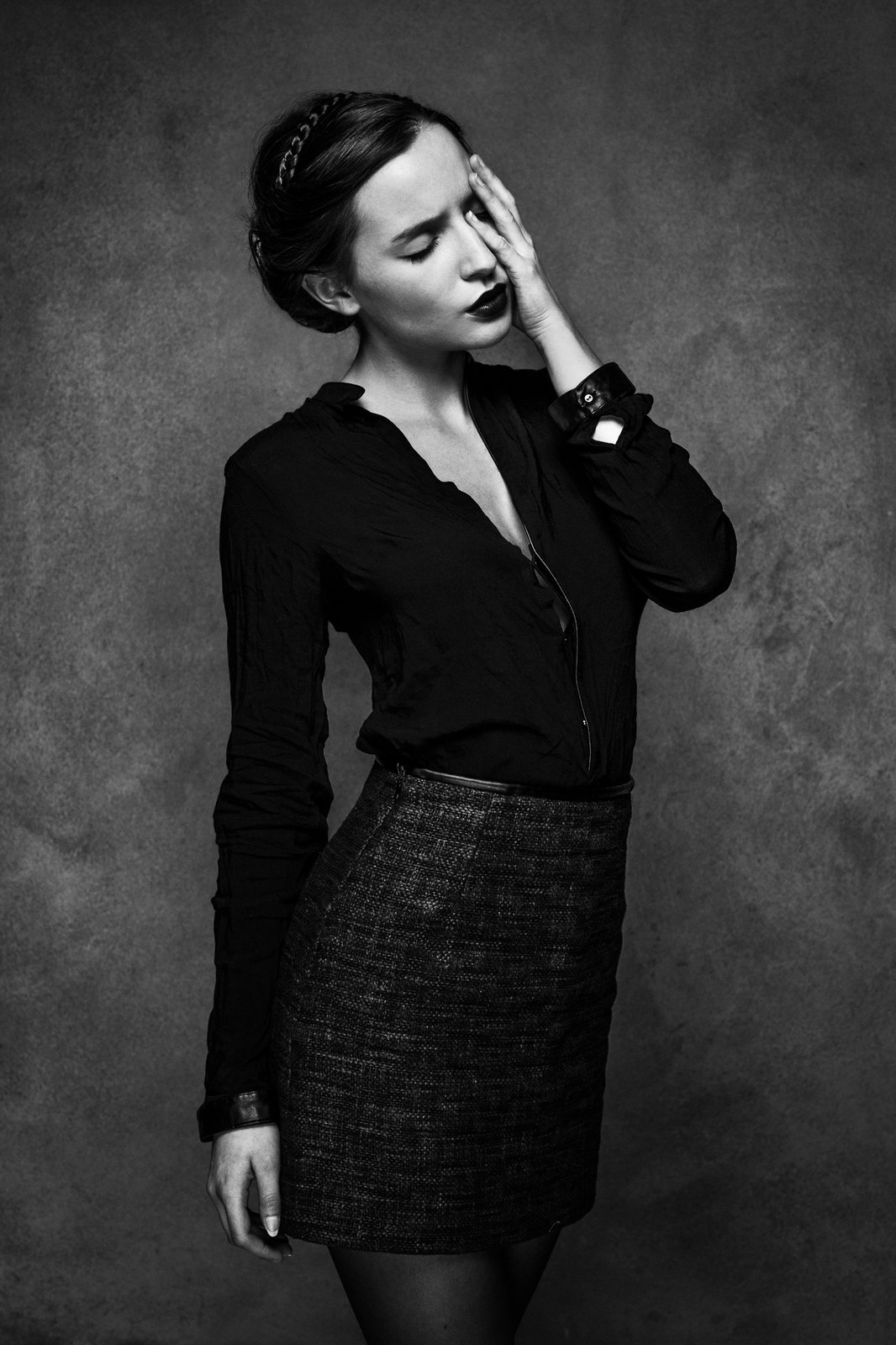 Portrait en chemise noire, main au visage