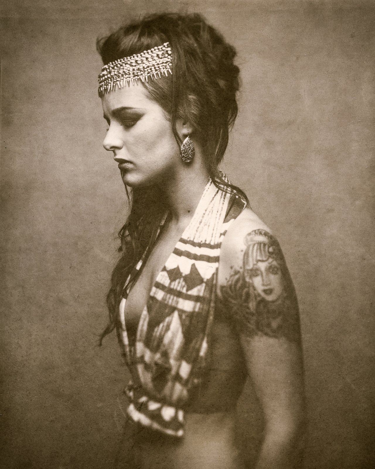 Portrait vintage, coiffe et tatouages