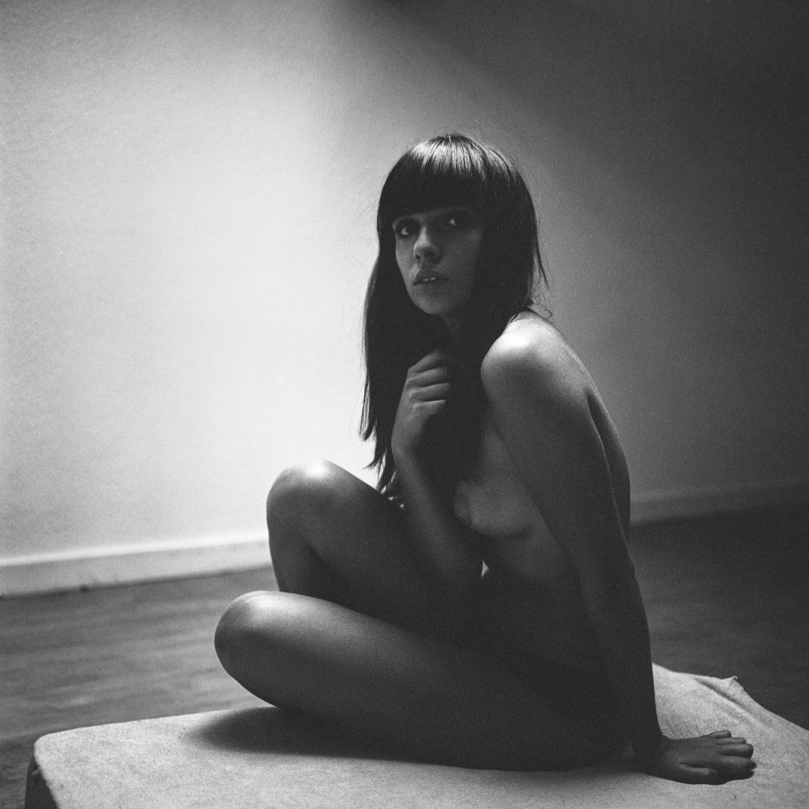 Nu assis sur un tabouret, studio