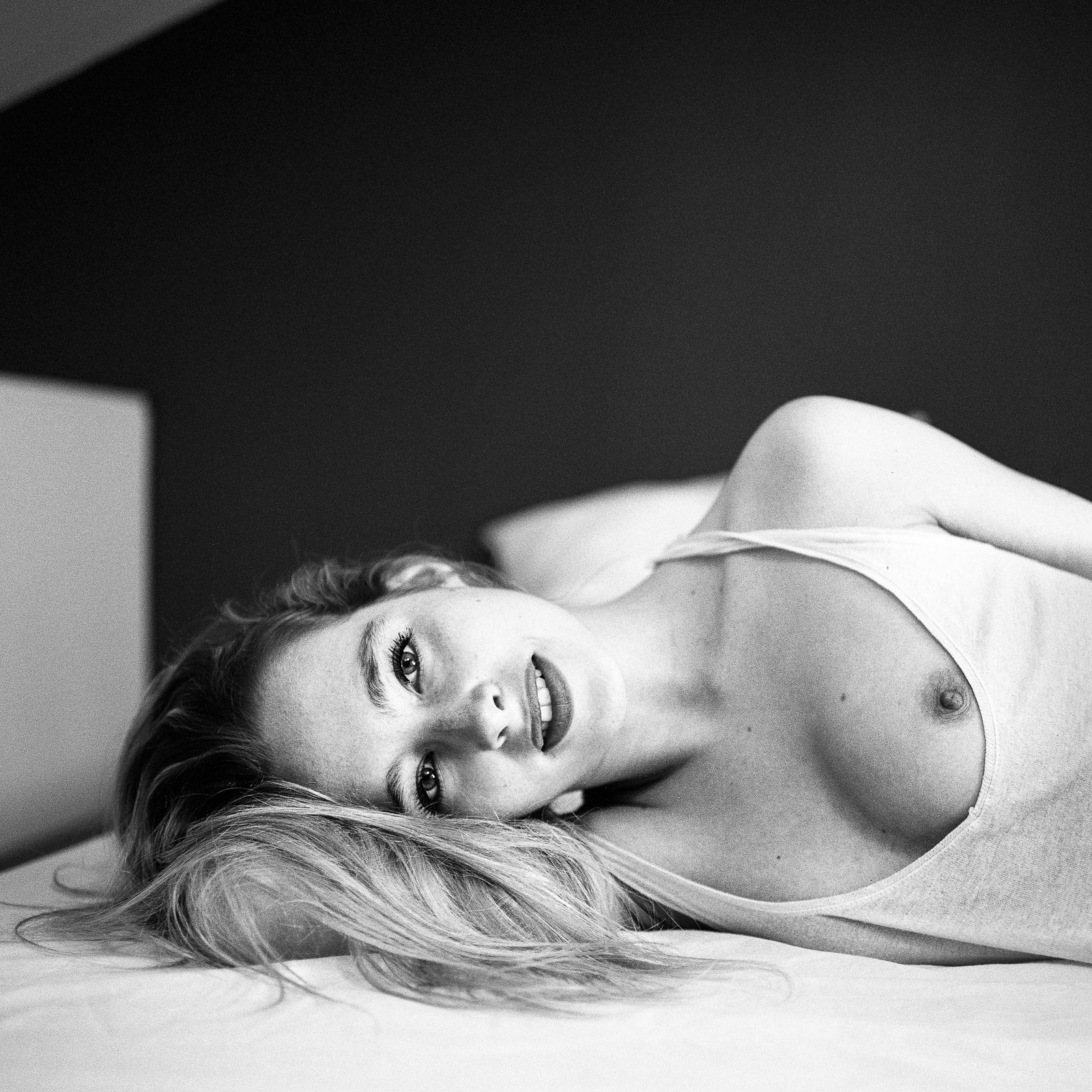 Nu allongé, sourire