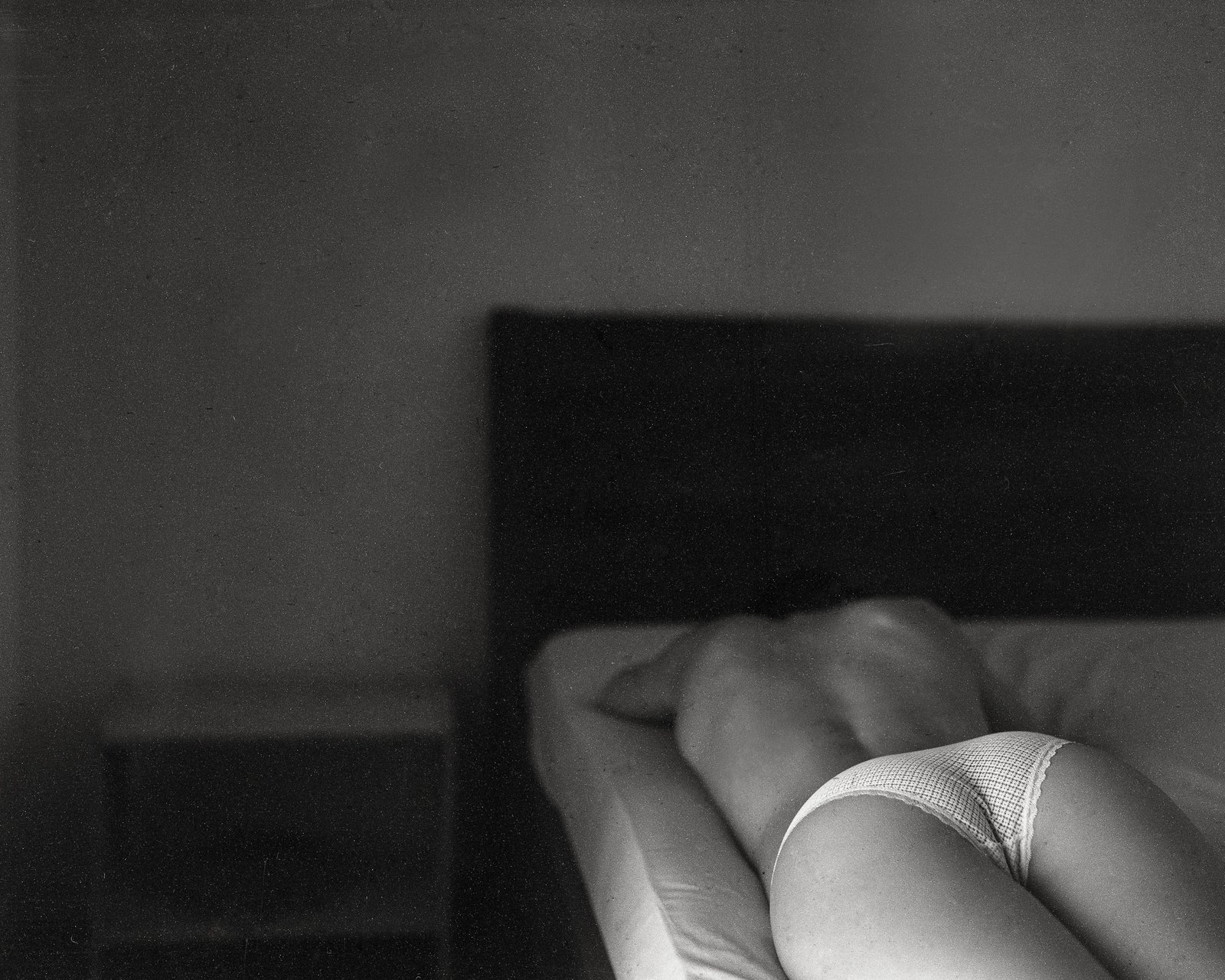 Nu allongé sur un lit, drap blanc