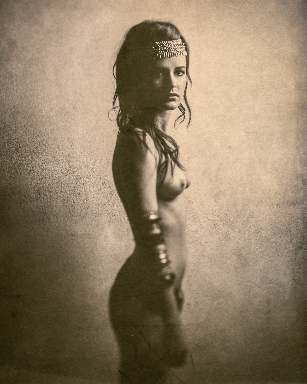 Portrait vintage sépia, nu assis de profil