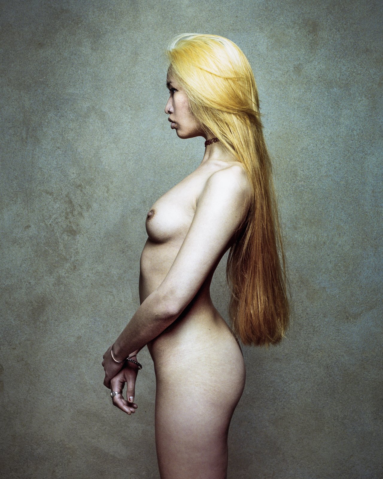 Nu de profil, longs cheveux blonds