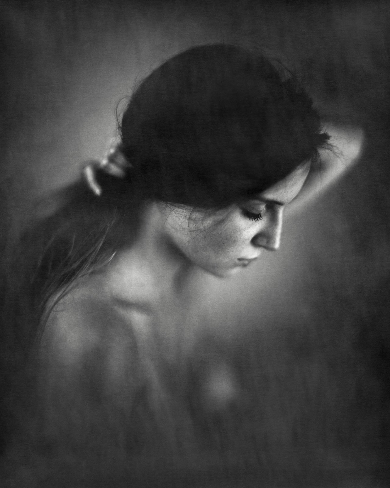 Portrait de profil, main dans les cheveux, épaules nues