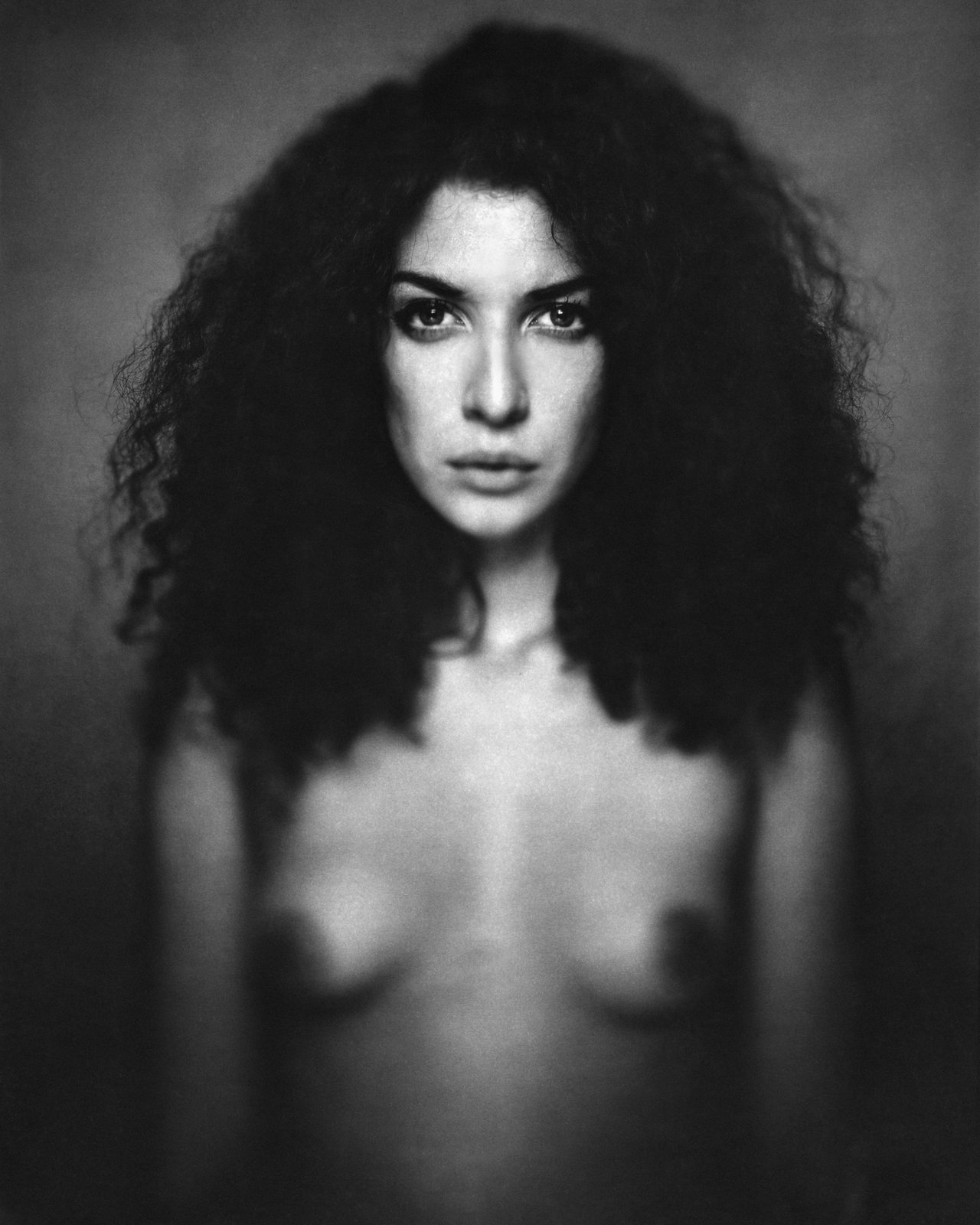 Nu, cheveux bouclés, regard caméra
