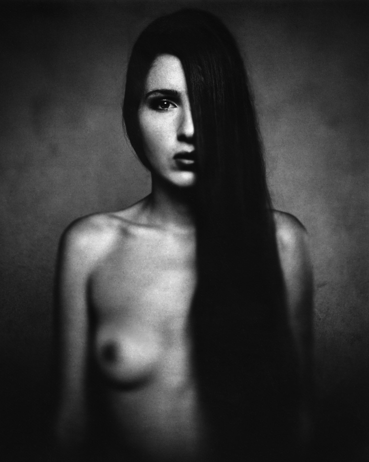 Nu, cheveux longs devant le visage