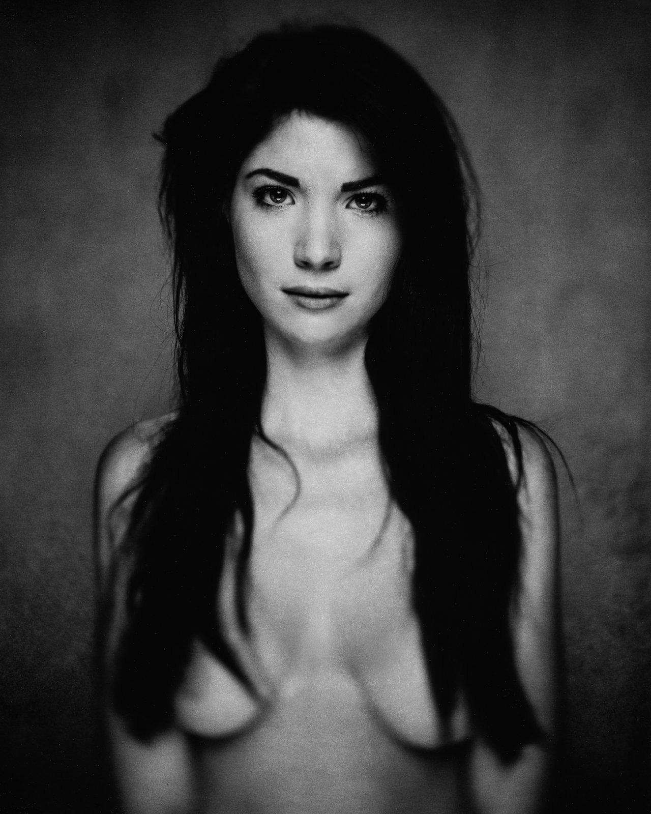 Nu, cheveux longs, regard caméra