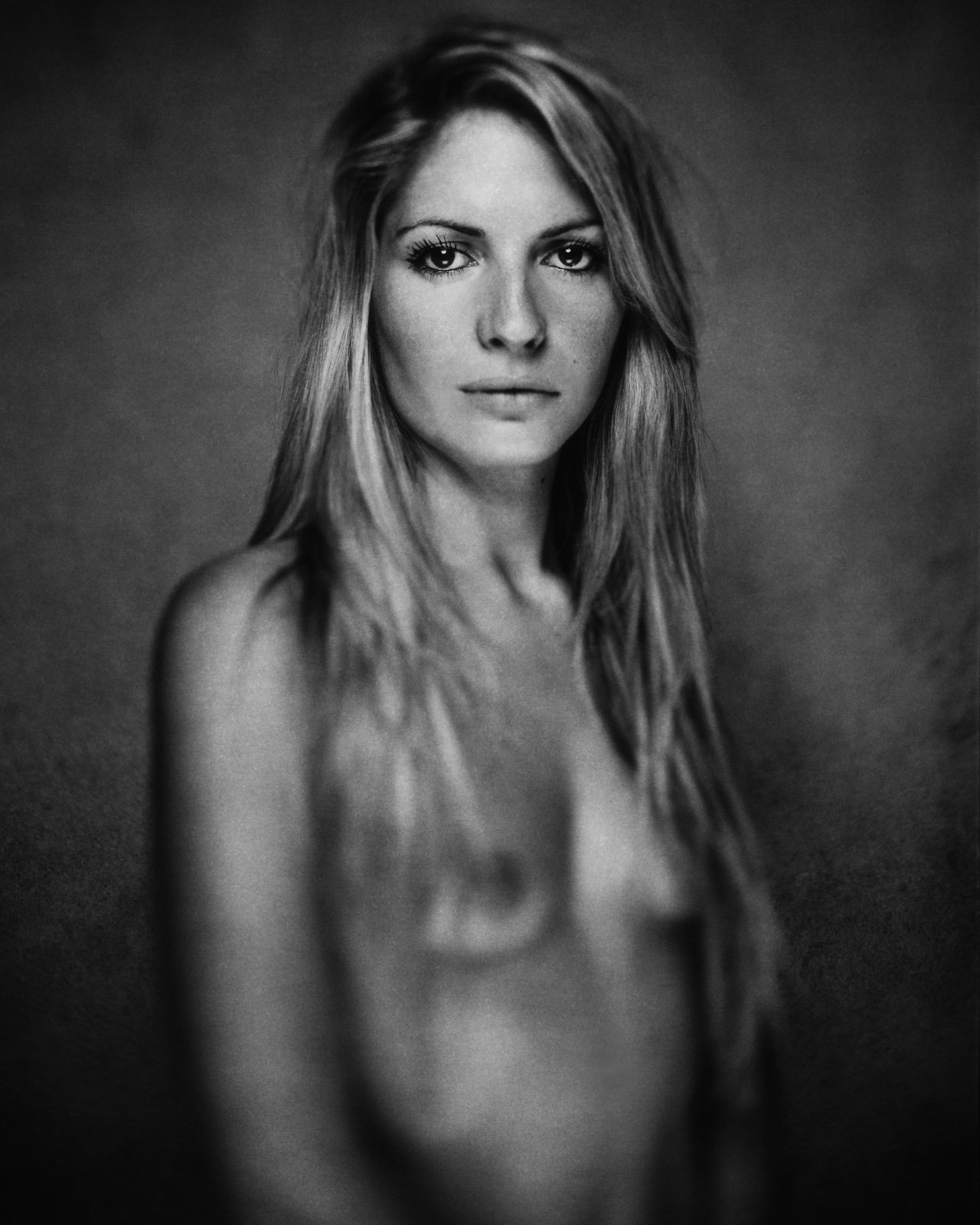Nu, cheveux blonds, regard caméra