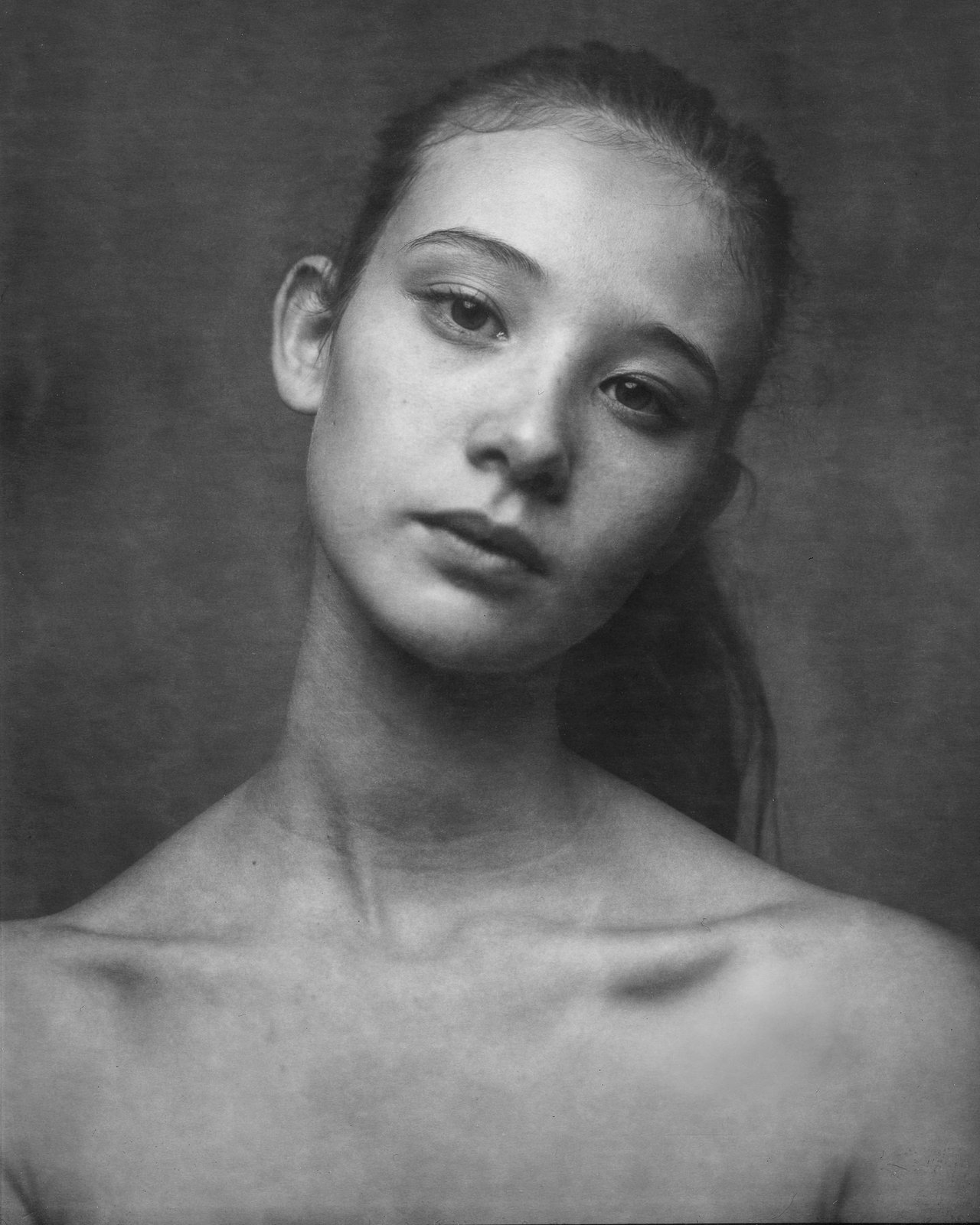 Nu, regard caméra