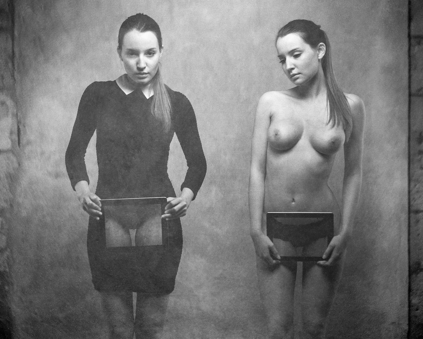 Duo, pull à col blanc et silhouette nue, cadre en main