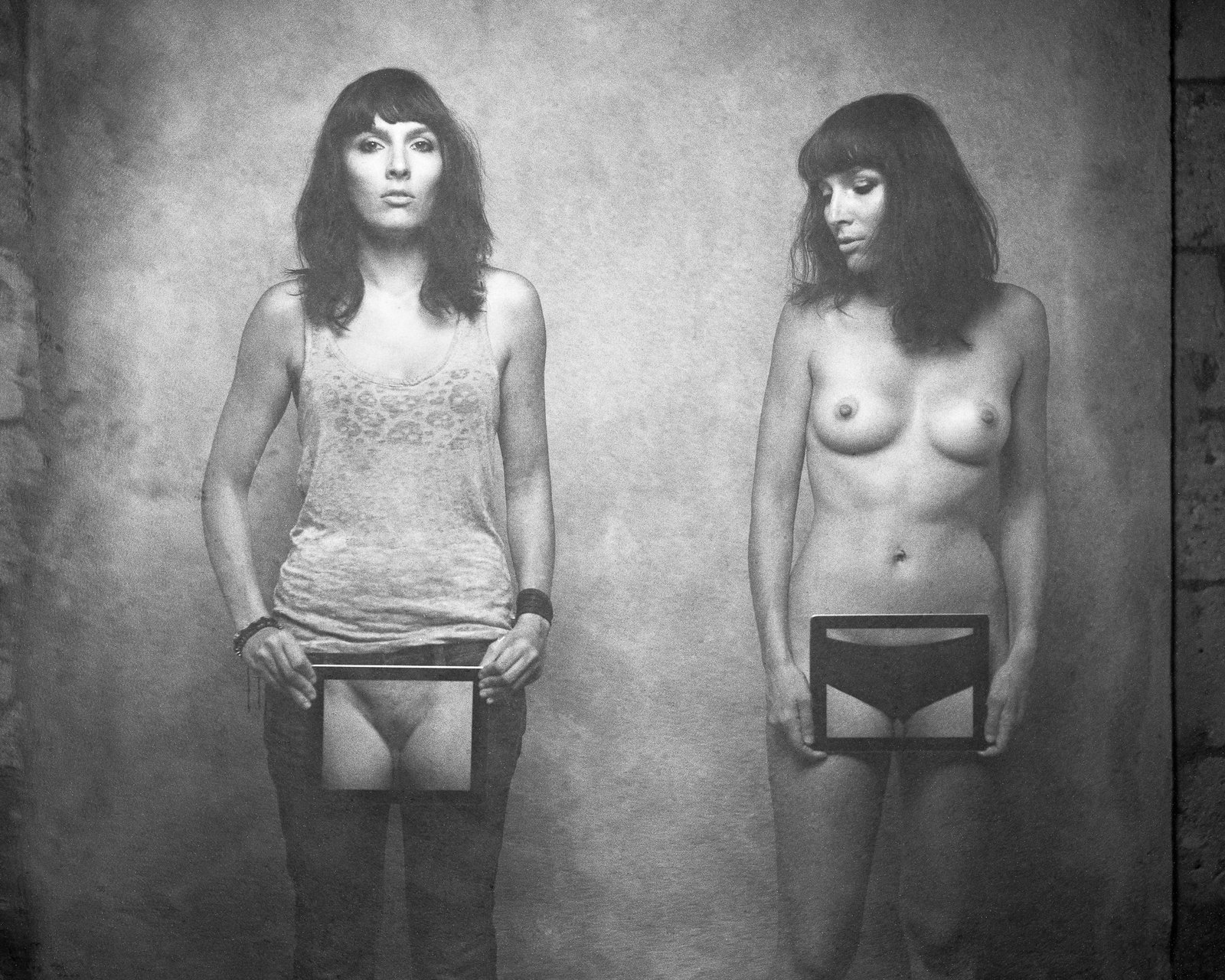 Duo, haut à motifs et silhouette nue, cadre en main
