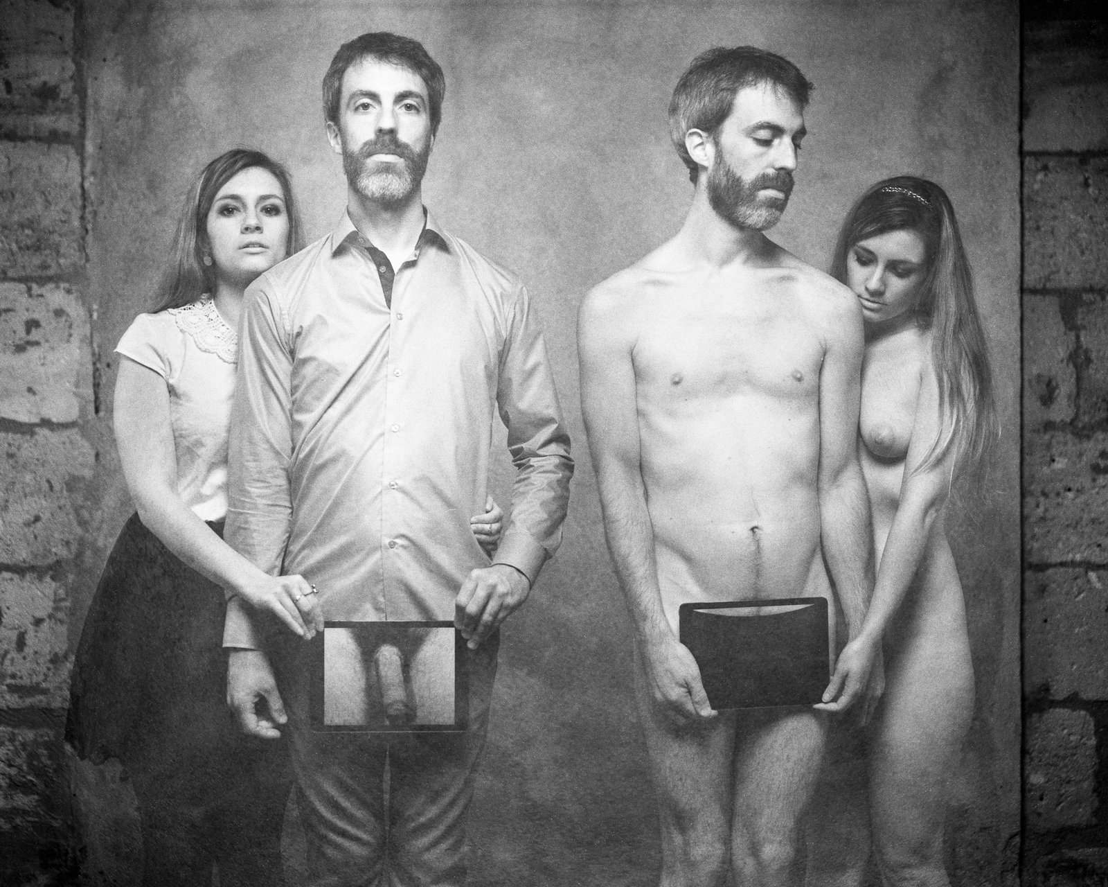 Quatuor, deux personnes habillées et deux nues, cadre en main