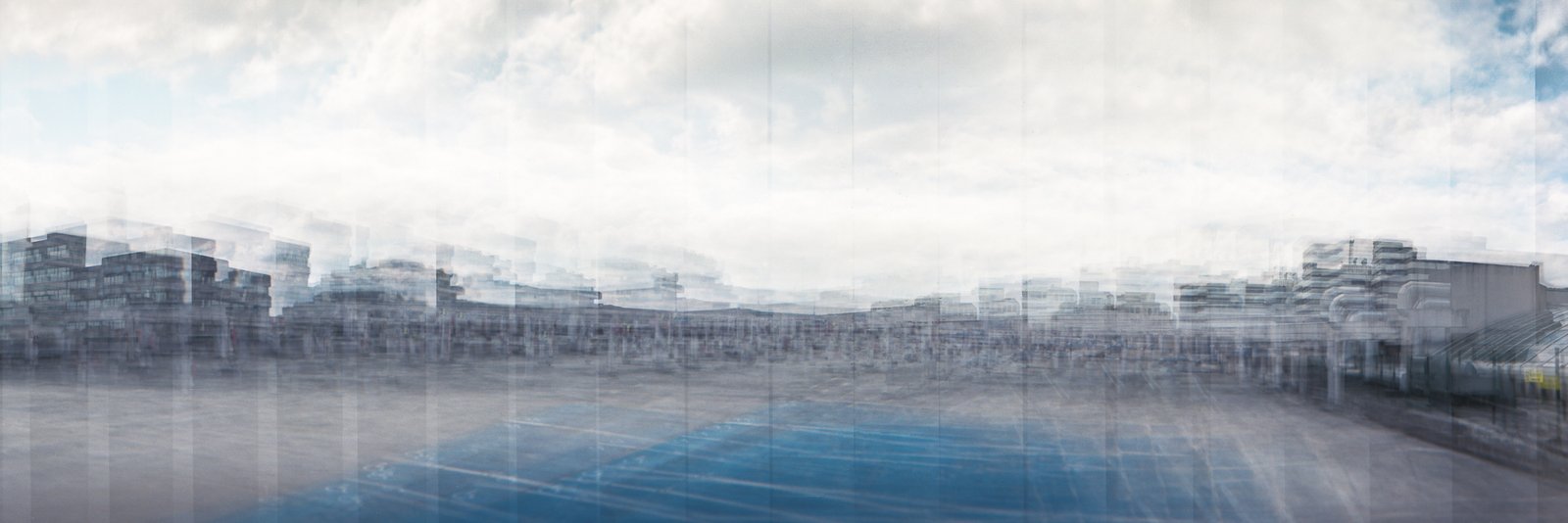 Panorama en surimpression d'une place et d'un parking, immeubles en arrière-plan