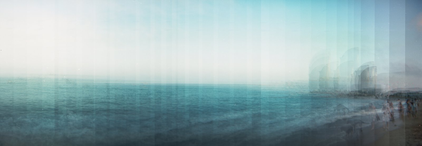Panorama en surimpression d'une plage et de la mer, tours en arrière-plan