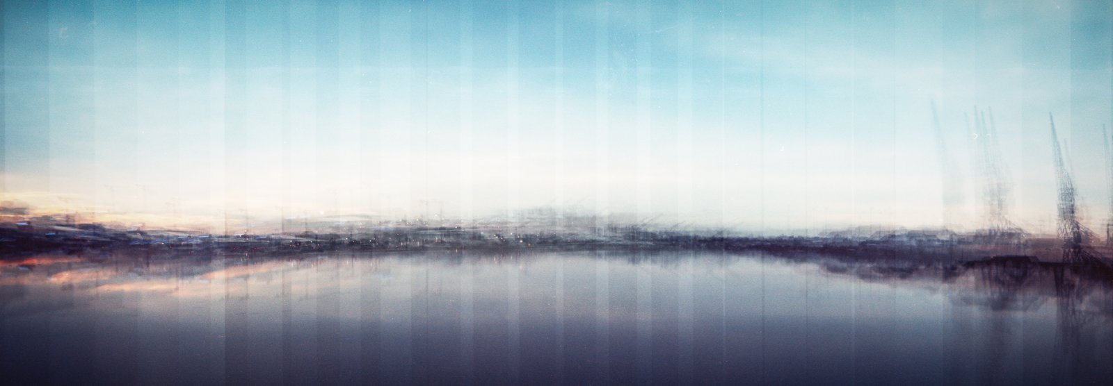 Panorama en surimpression d'un port au crépuscule, grues et reflets sur l'eau