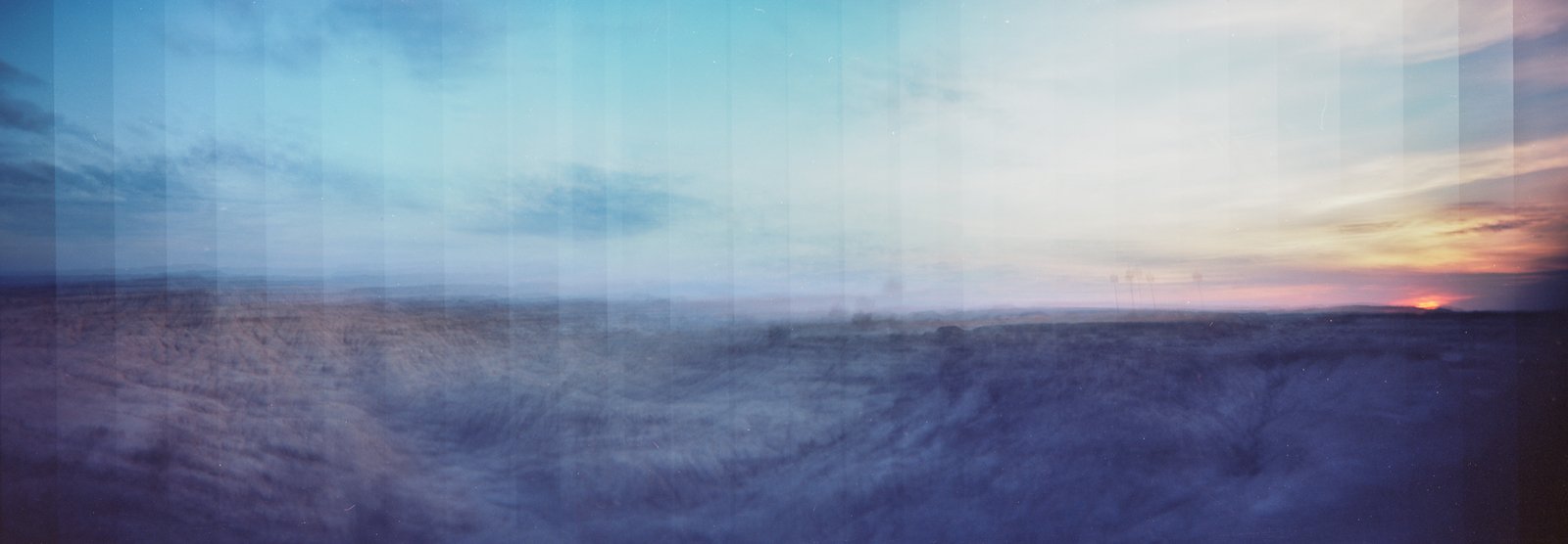 Panorama en surimpression d'une lande au coucher du soleil