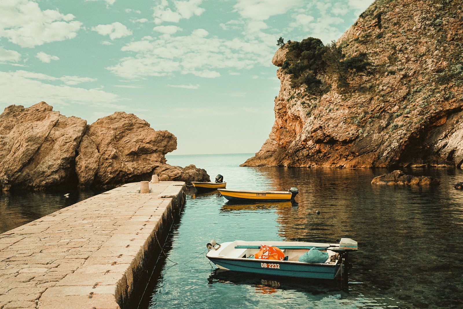 Crique rocheuse avec barques de pêcheurs amarrées