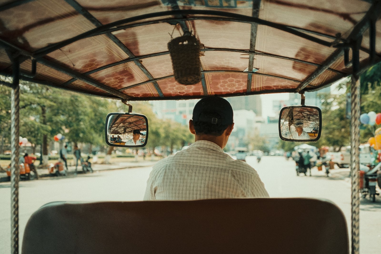 Vue depuis un tuk-tuk dans une rue animée