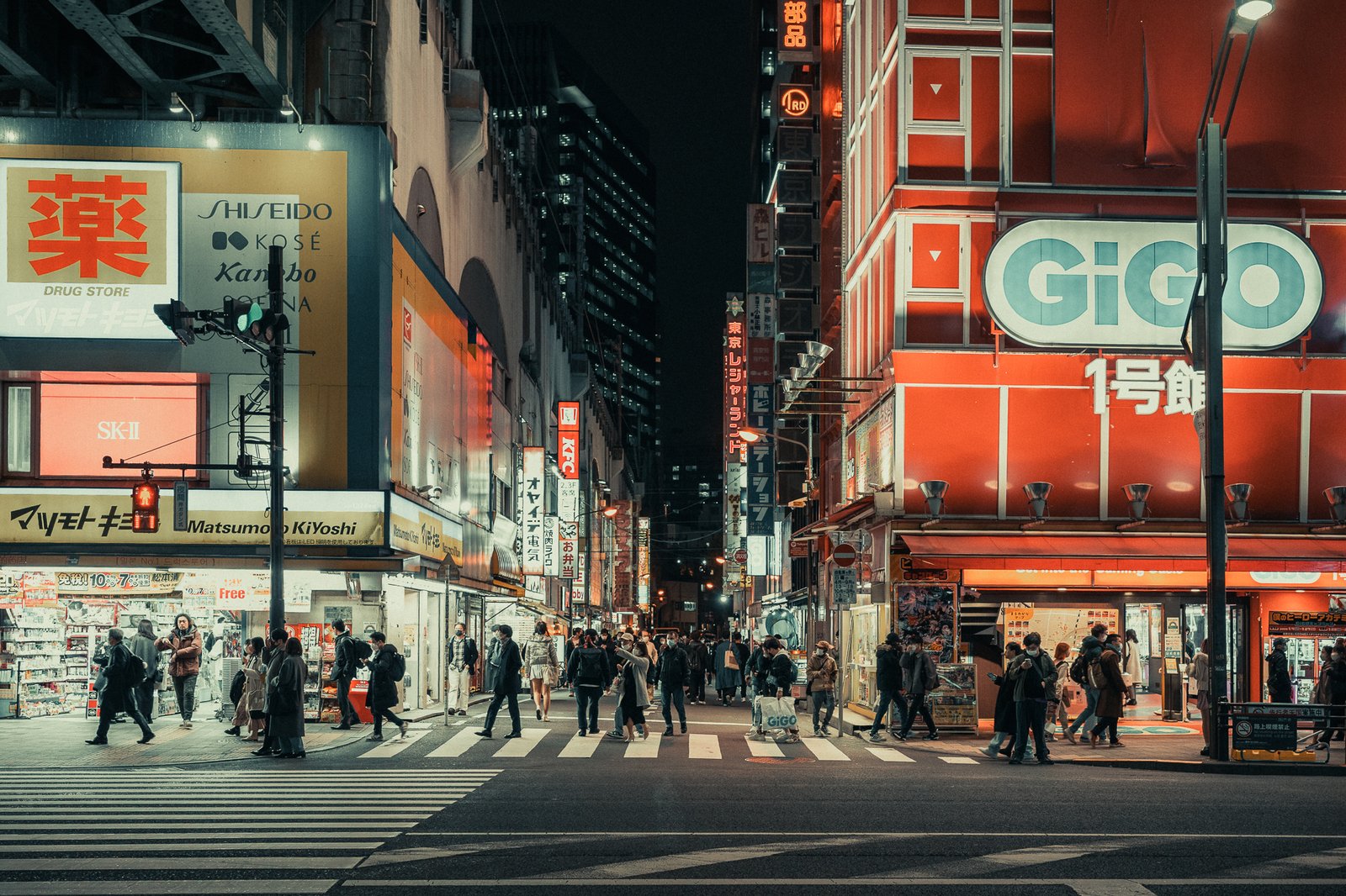Carrefour animé la nuit, enseignes lumineuses, Tokyo