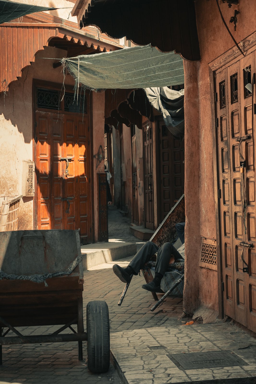 Ruelle de la médina aux portes en bois, Marrakech