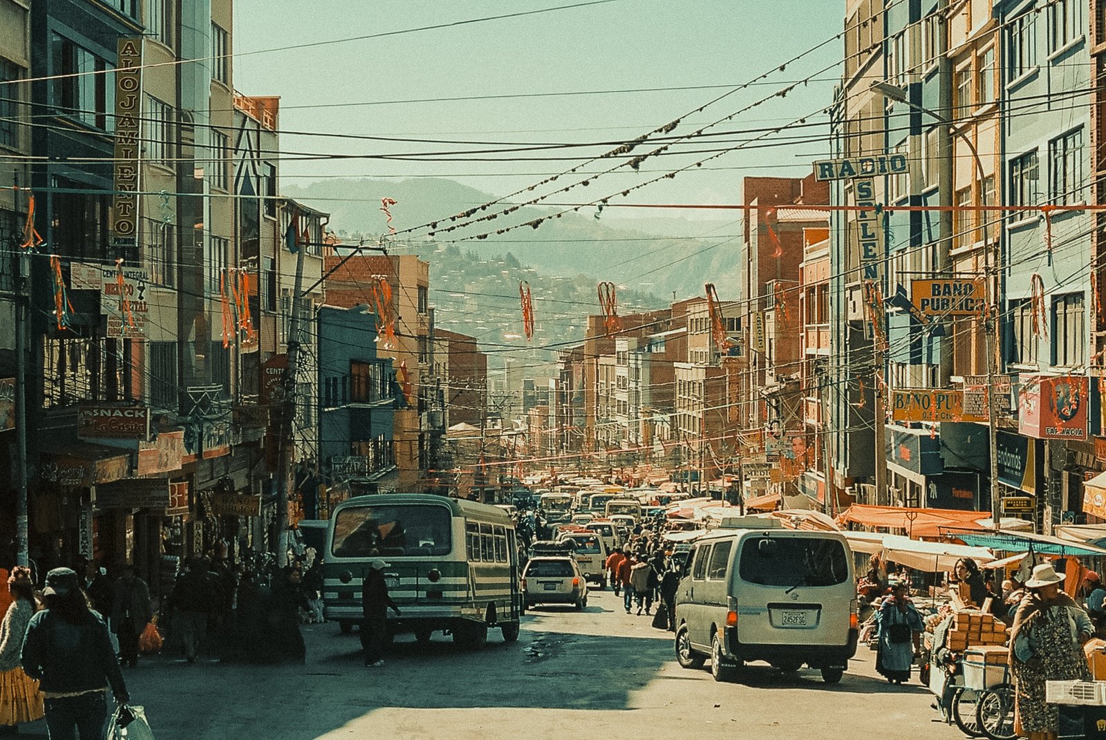 Rue commerçante en pente, marché animé