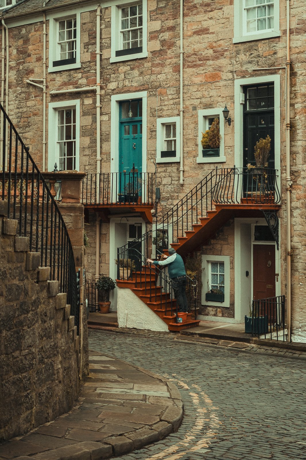 Escalier extérieur et façades en pierre, ruelle d'Édimbourg