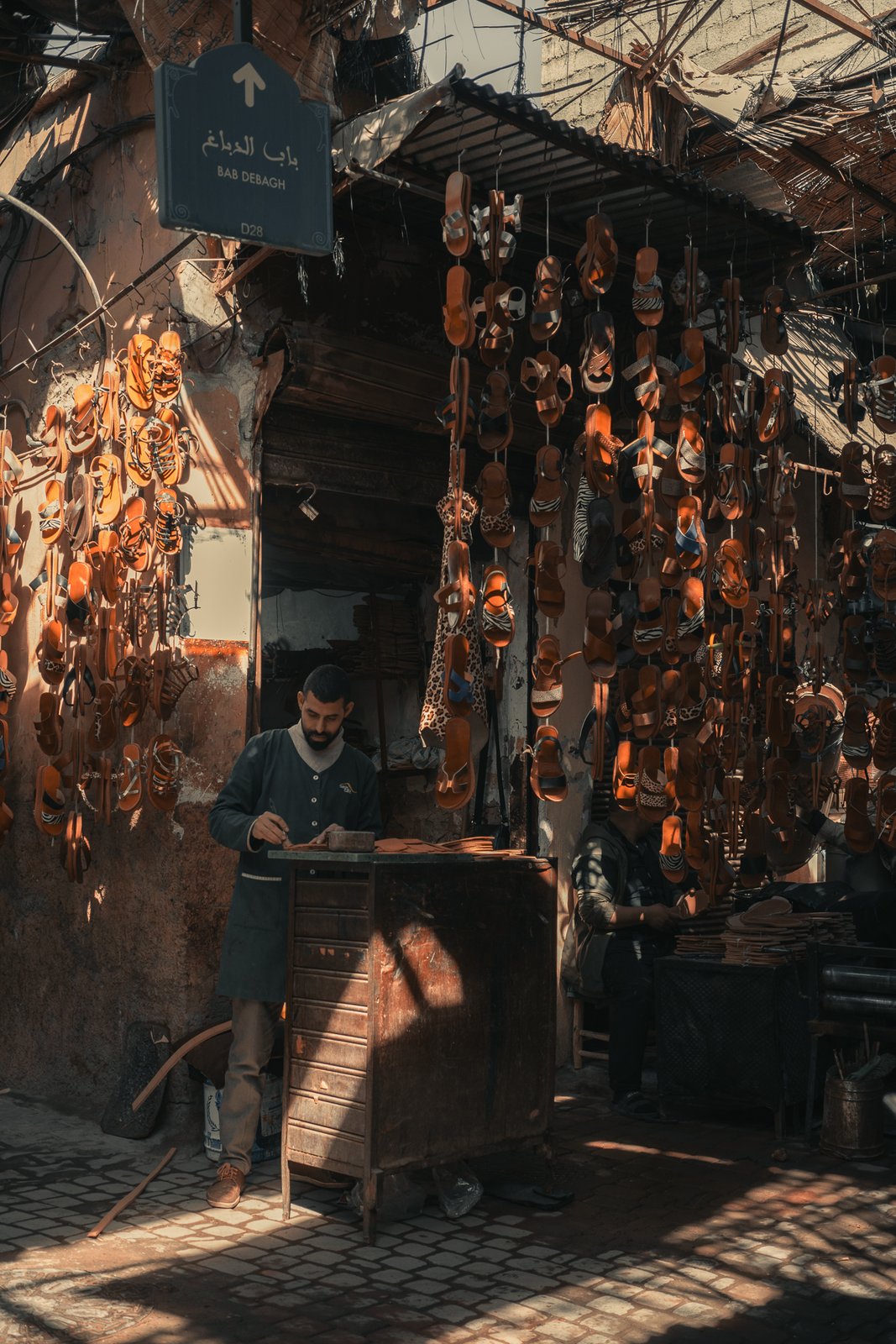Sandales en cuir suspendues dans le souk, Marrakech