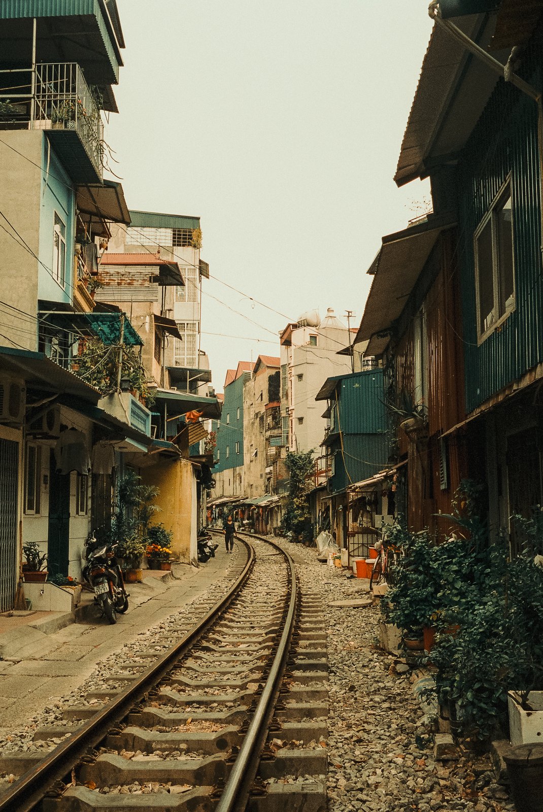 Voie ferrée traversant une rue étroite entre les maisons, Hanoï