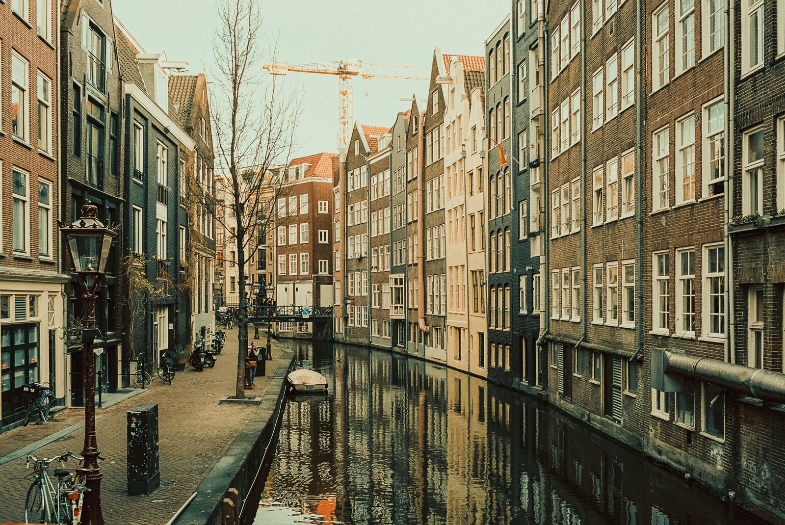 Canal bordé de maisons à pignons, Amsterdam