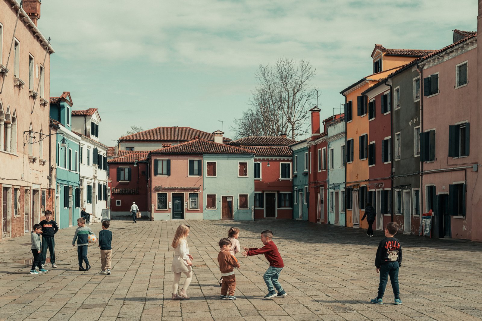 Enfants jouant sur une place, maisons colorées de Burano