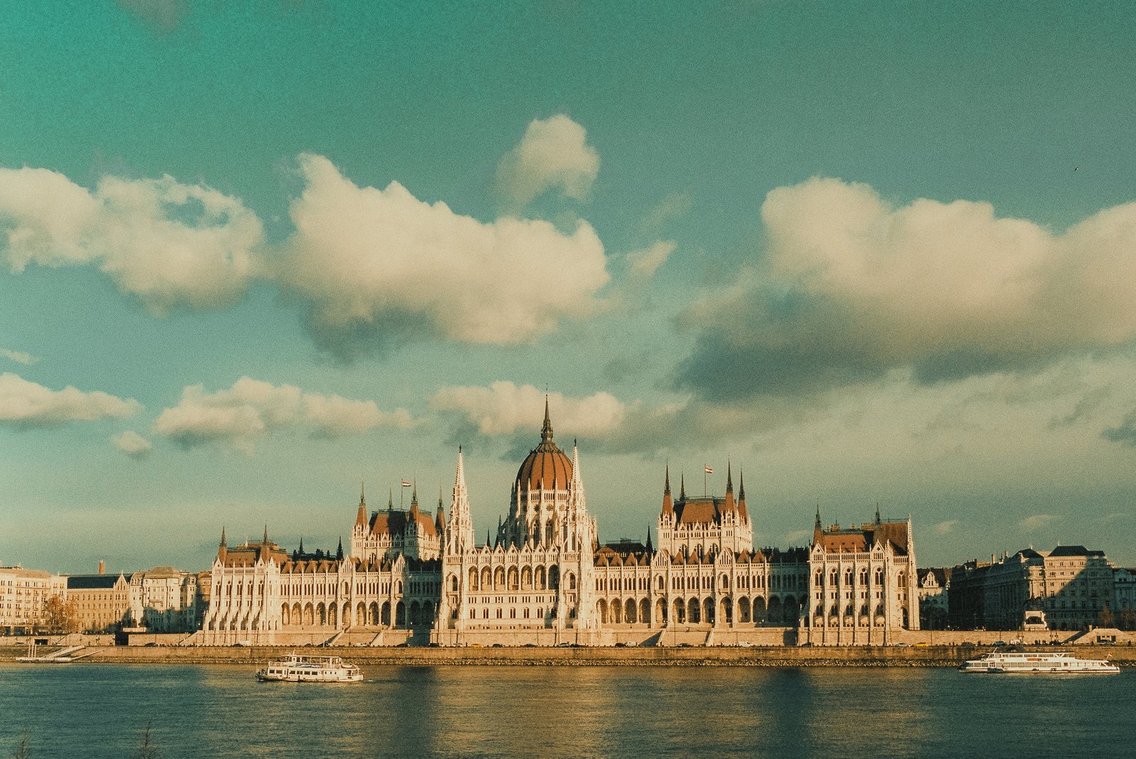 Parlement de Budapest vu depuis le Danube
