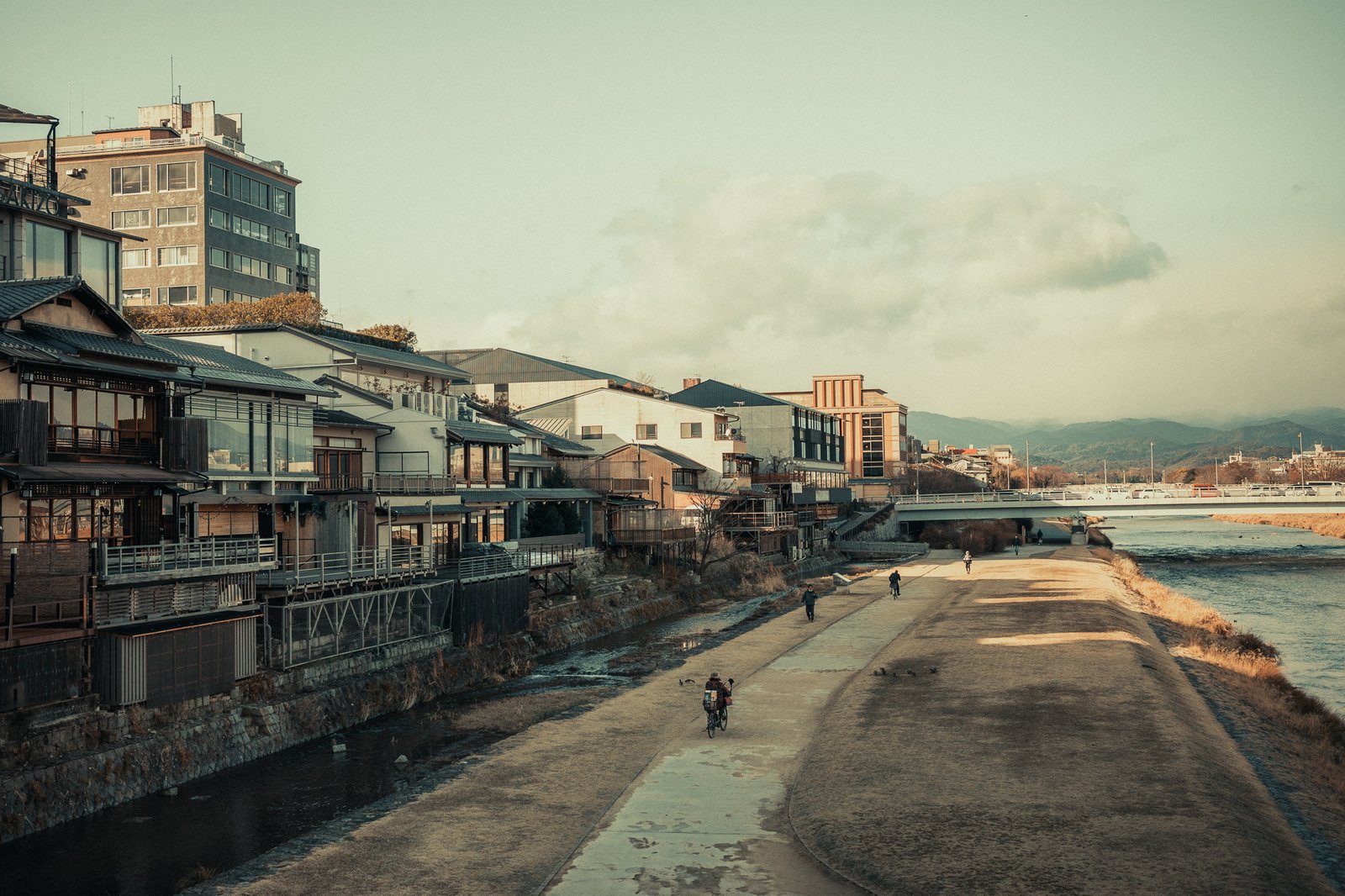 Bord de la rivière Kamo, quartier traditionnel, Kyoto