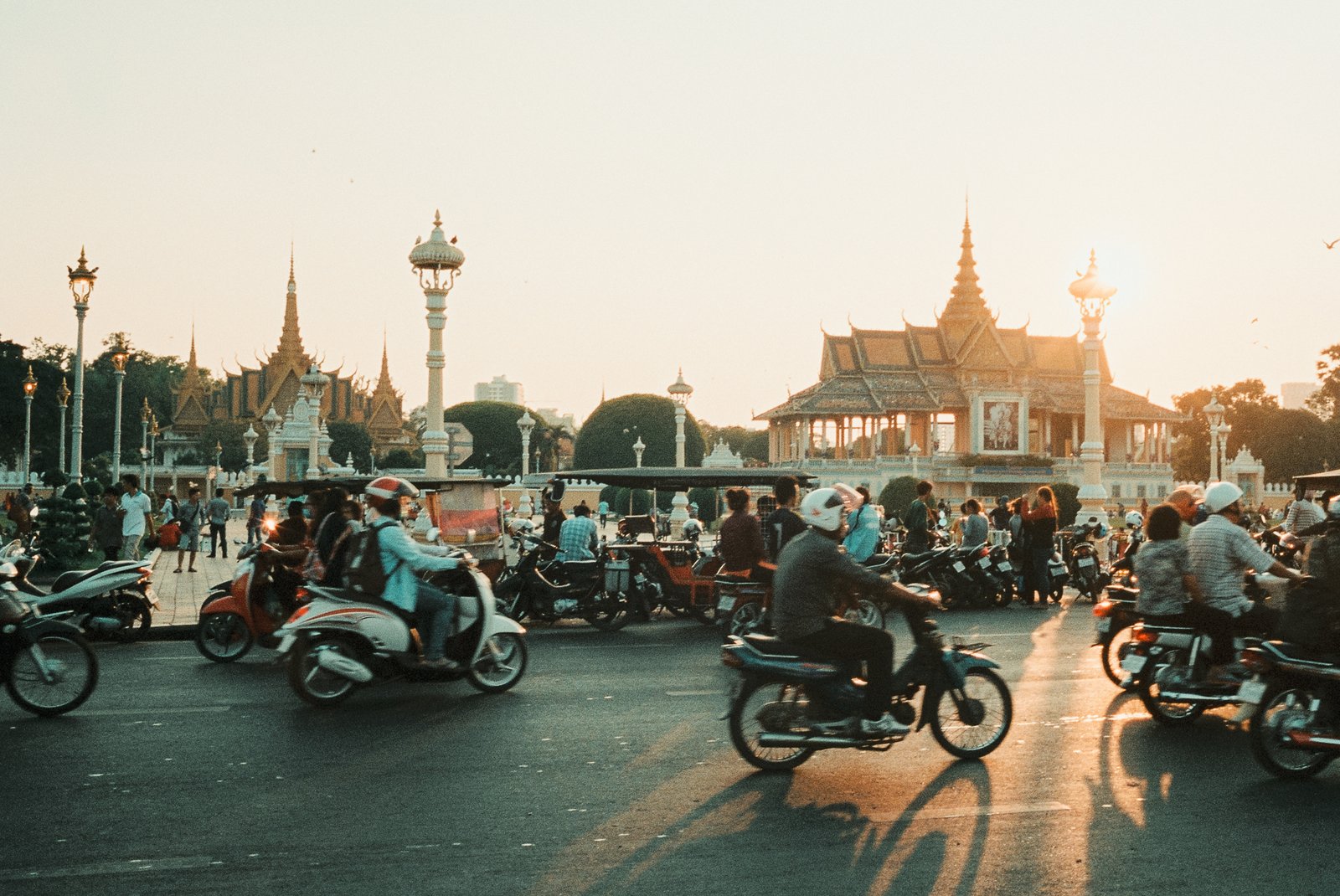 Scooters devant le Palais royal au coucher du soleil, Phnom Penh