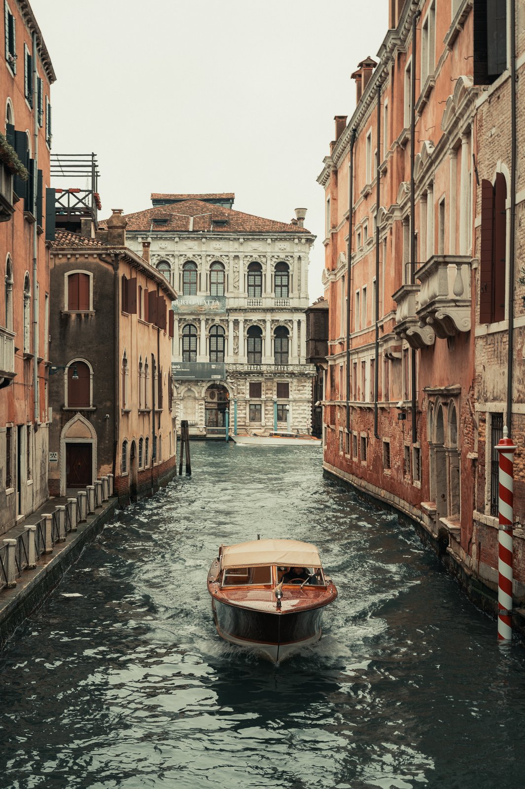Taxi nautique dans un canal, Venise