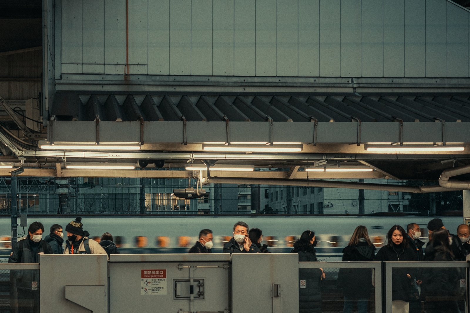 Quai de gare et train à grande vitesse en mouvement, Japon